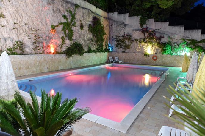 Imagen de la piscina del Hotel Timiama. Foto 10