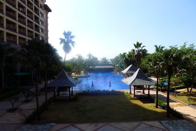 Imagen de la piscina del Hotel Timton International. Foto 18