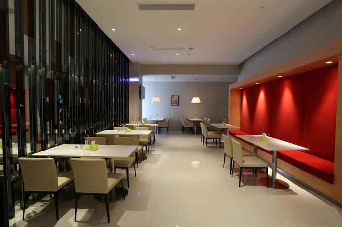 Imagen del bar/restaurante del Hotel Timton International. Foto 2