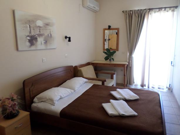 Imagen de la habitación del Hotel Tina Economy. Foto 13
