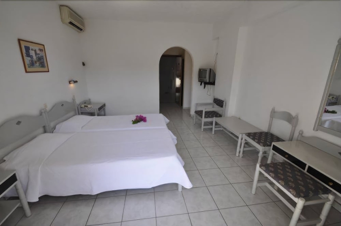 Imagen de la habitación del Hotel Tina Flora. Foto 7