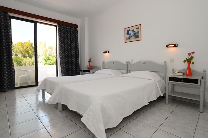 Imagen de la habitación del Hotel Tina Flora. Foto 8