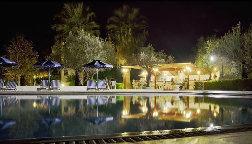 Imagen de la piscina del Hotel Tina Flora. Foto 14