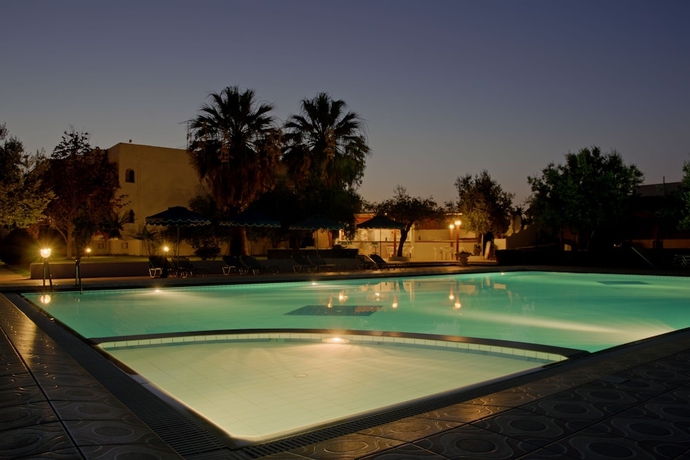 Imagen de la piscina del Hotel Tina Flora. Foto 15