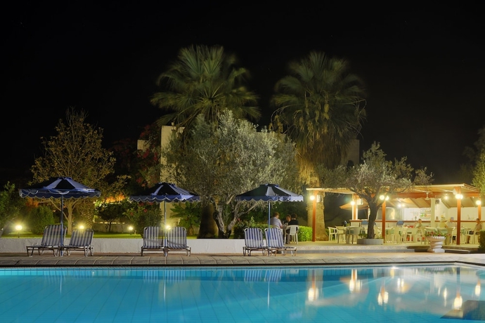 Imagen de la piscina del Hotel Tina Flora. Foto 17