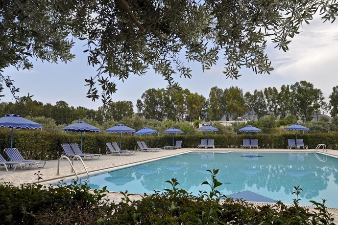 Imagen de la piscina del Hotel Tina Flora. Foto 18