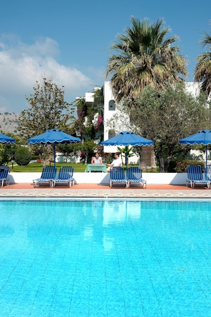 Imagen de la piscina del Hotel Tina Flora. Foto 19