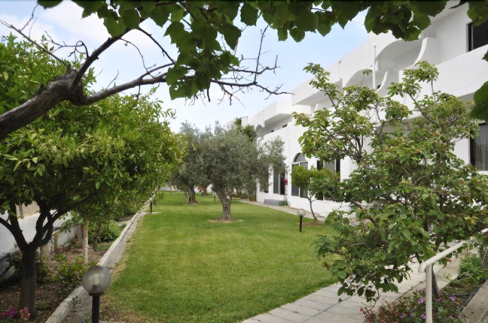 Imagen de los exteriores del Hotel Tina Flora. Foto 9