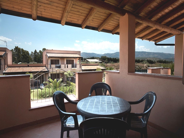 Imagen de los exteriores del Hotel Tindari Resort Y Marina Beach. Foto 2