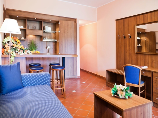 Imagen de la habitación del Hotel Tindari Resort Y Marina Beach. Foto 2