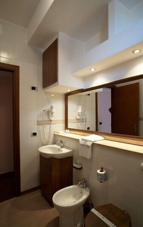 Imagen de la habitación del Hotel Tindari Resort Y Marina Beach. Foto 6