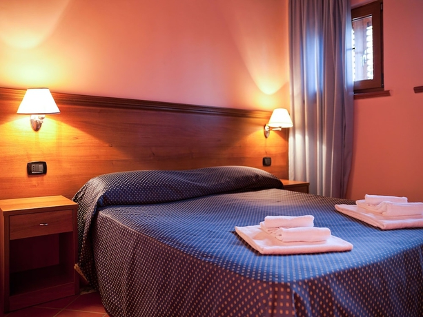 Imagen de la habitación del Hotel Tindari Resort Y Marina Beach. Foto 7