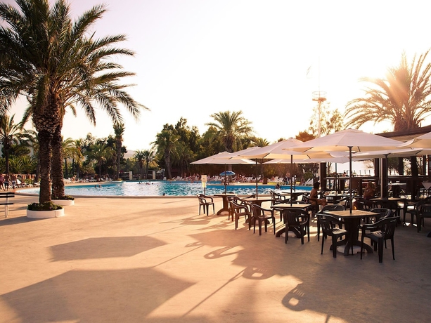 Imagen de la piscina del Hotel Tindari Resort Y Marina Beach. Foto 15