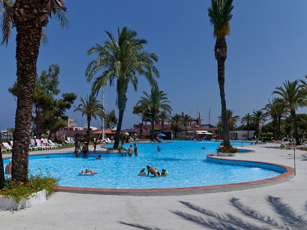 Imagen de la piscina del Hotel Tindari Resort Y Marina Beach. Foto 17