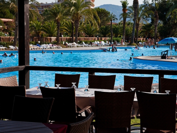 Imagen de la piscina del Hotel Tindari Resort Y Marina Beach. Foto 18