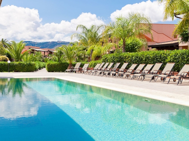 Imagen de la piscina del Hotel Tindari Resort Y Marina Beach. Foto 19