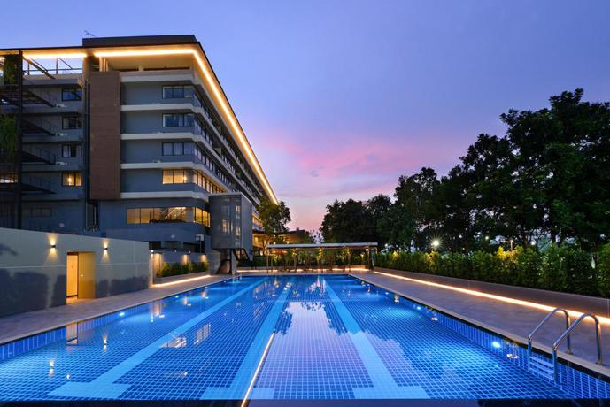 Imagen de la piscina del Hotel Tinidee Bangkok Golf Club. Foto 17