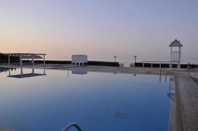 Imagen de la piscina del Hotel Tinos Beach. Foto 16