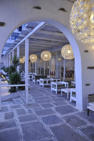 Imagen de los exteriores del Hotel Tinos Beach. Foto 11