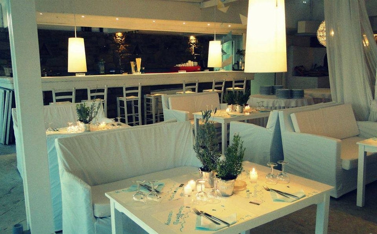Imagen del bar/restaurante del Hotel Tinos Beach. Foto 2