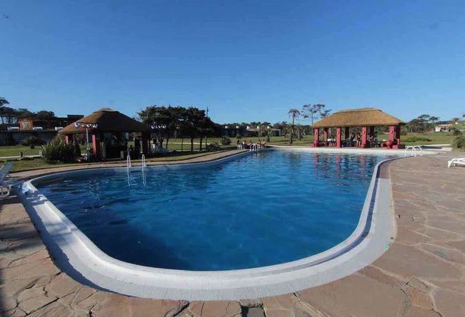 Imagen de la piscina del Hotel Tio Tom Arenas. Foto 6
