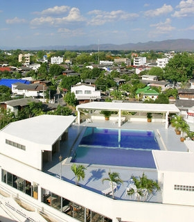 Imagen de la piscina del Hotel Tipchang Lampang Hotel. Foto 12