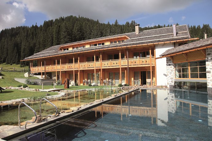 Imagen de la piscina del Hotel Tirler - Dolomites Living. Foto 20