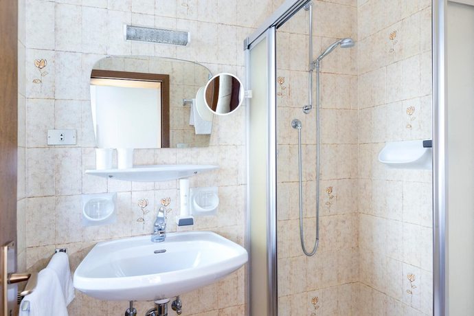 Imagen de la habitación del Hotel Tirolerhof, St. Georgen - San Giorgio. Foto 9