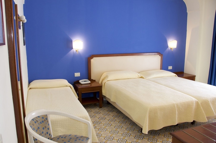 Imagen de la habitación del Hotel Tirrenia. Foto 5