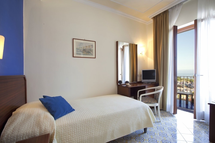 Imagen de la habitación del Hotel Tirrenia, Sorrento. Foto 10