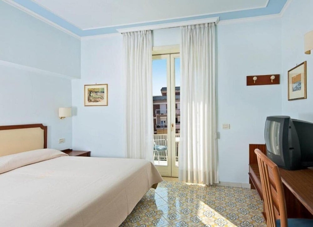 Imagen de la habitación del Hotel Tirrenia, Sorrento. Foto 11