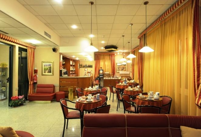 Imagen del bar/restaurante del Hotel Tirreno, Génova. Foto 2