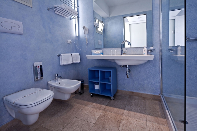 Imagen de la habitación del Hotel Tirreno Resort. Foto 8