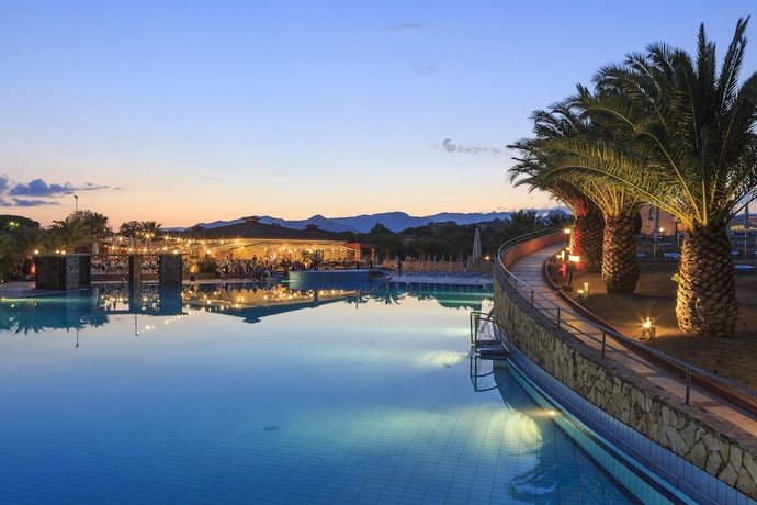 Imagen de la piscina del Hotel Tirreno Resort. Foto 17