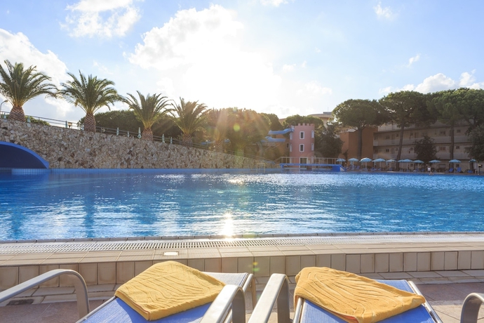 Imagen de la piscina del Hotel Tirreno Resort. Foto 18