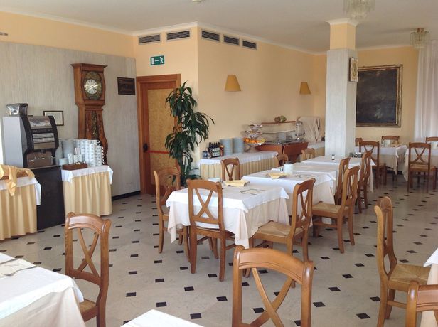 Imagen del bar/restaurante del Hotel Tirreno, Santa Giulia. Foto 7