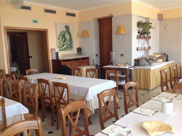 Imagen del bar/restaurante del Hotel Tirreno, Santa Giulia. Foto 9