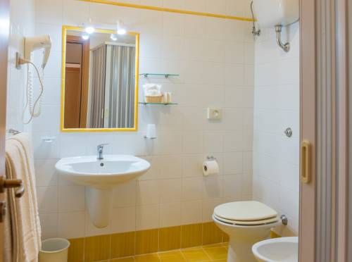 Imagen de la habitación del Hotel Tirreno, Sapri. Foto 9