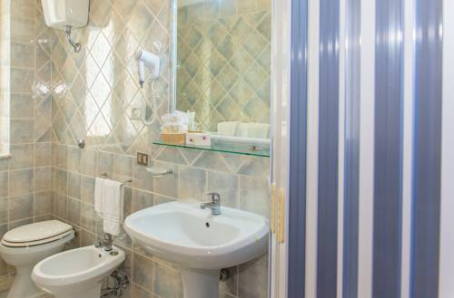 Imagen de la habitación del Hotel Tirreno, Sapri. Foto 16