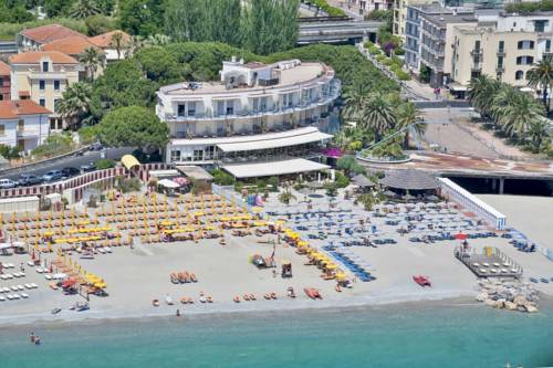 Imagen de la habitación del Hotel Tirreno, Spotorno. Foto 2