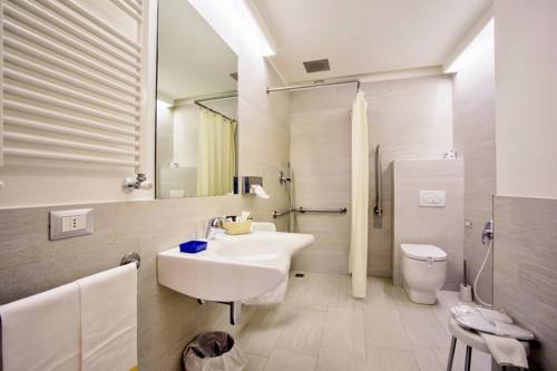Imagen de la habitación del Hotel Tirreno, Spotorno. Foto 12