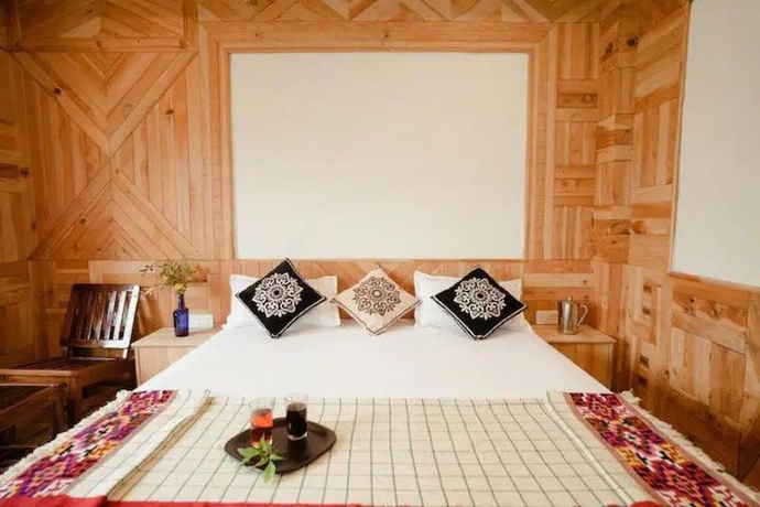 Imagen de la habitación del Hotel Tirthan Brij Edge. Foto 6