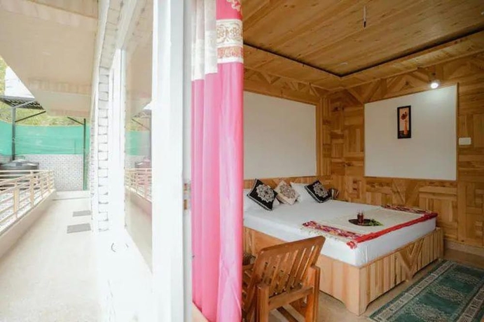 Imagen de la habitación del Hotel Tirthan Brij Edge. Foto 9