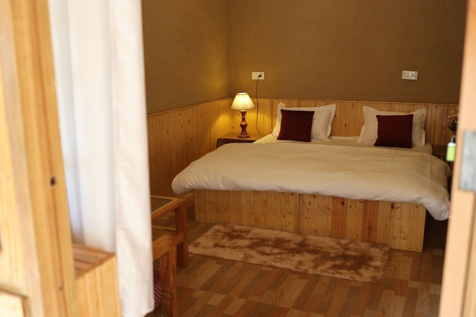 Imagen de la habitación del Hotel Tirthan Village Resort. Foto 6