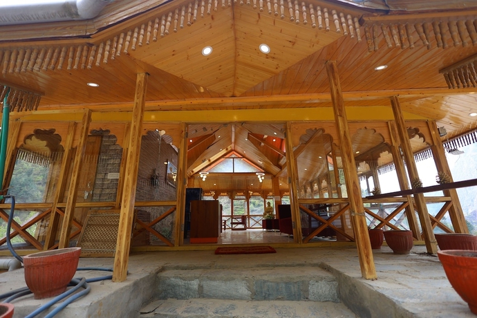 Imagen de los interiores del Hotel Tirthan Village Resort. Foto 15