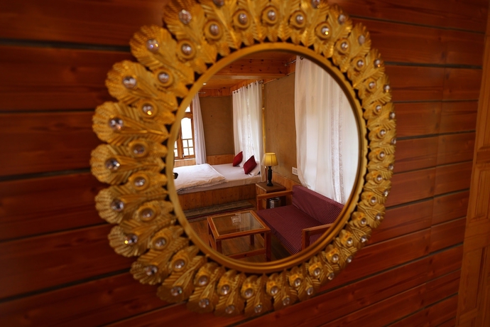 Imagen de la habitación del Hotel Tirthan Village Resort. Foto 12