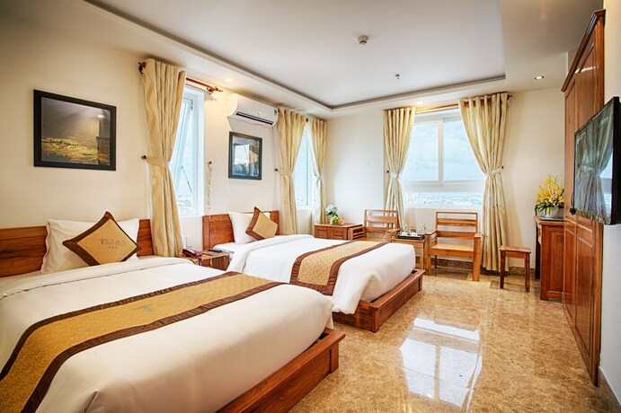 Imagen de los interiores del Hotel Titan. Foto 35