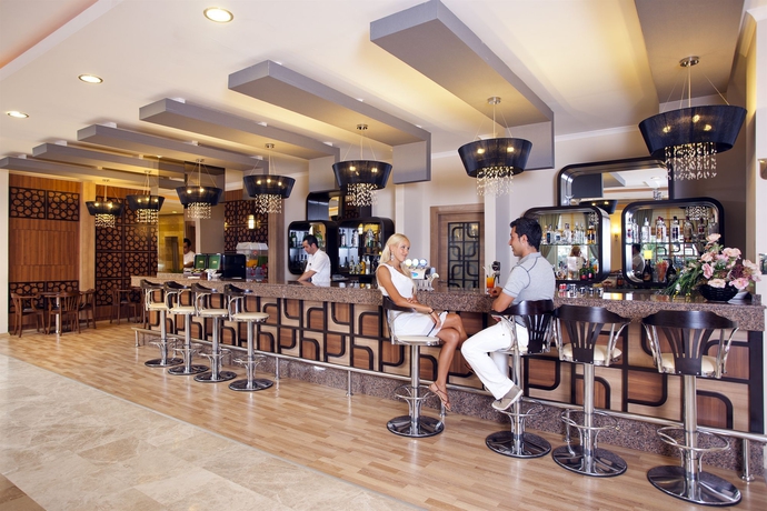 Imagen del bar/restaurante del Hotel Titan Select. Foto 8
