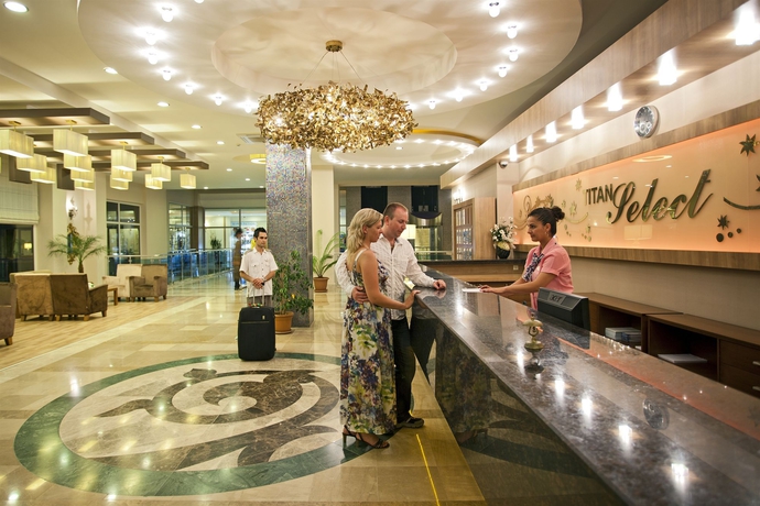 Imagen de los interiores del Hotel Titan Select. Foto 14
