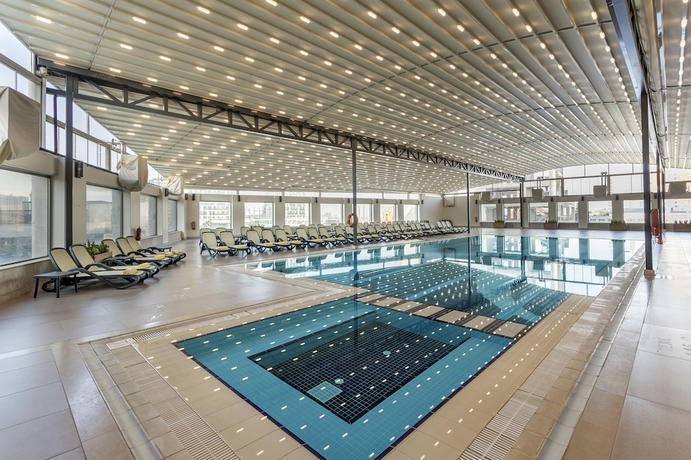Imagen de la piscina del Hotel Titanic Business Kartal. Foto 19